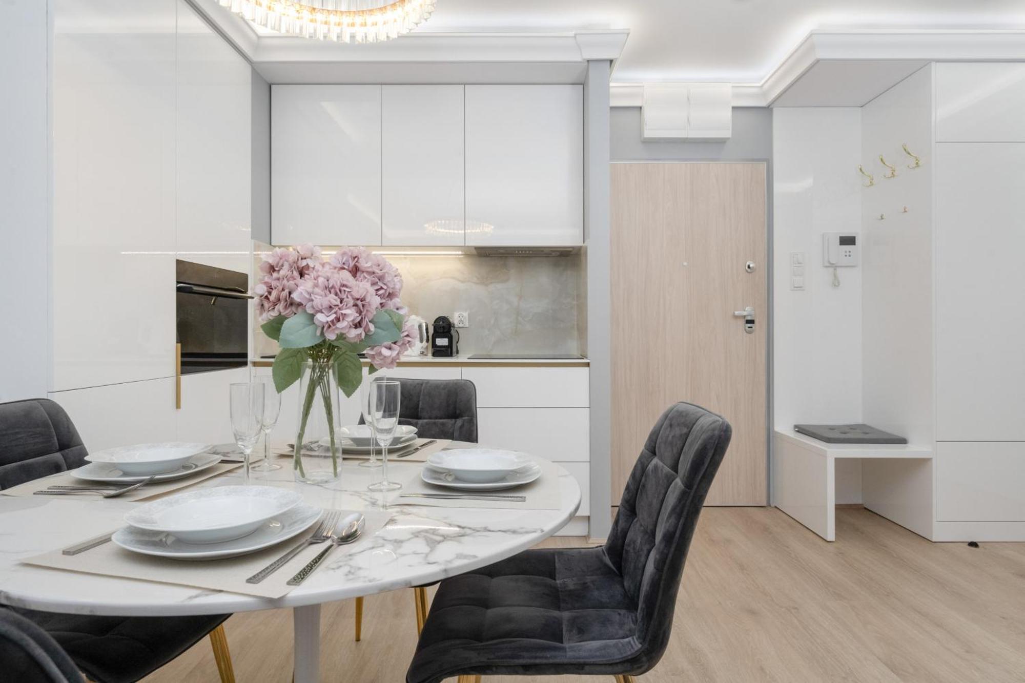 Elegant Apartment With Balcony By The Oder River In Wroclaw By Renters Prestige Exterior photo